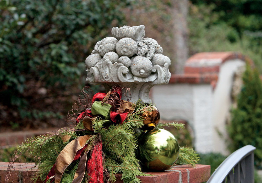 How to Decorate Your Exteriors for the Holidays