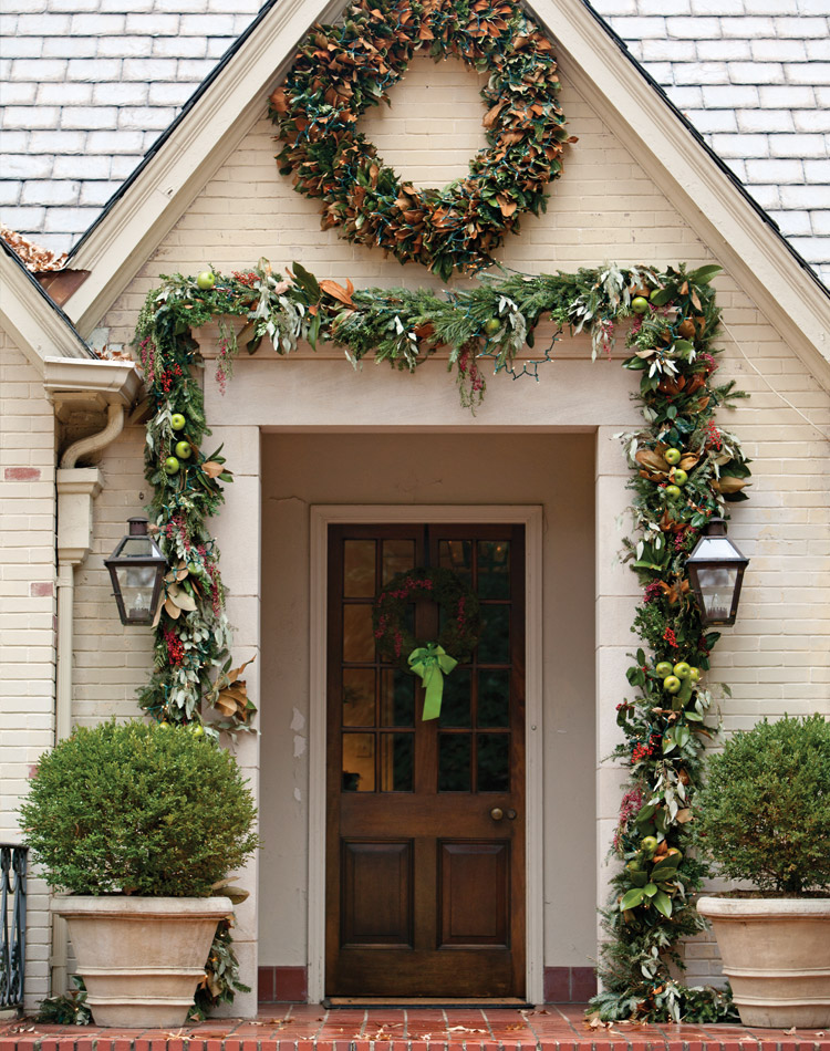 How to Decorate Your Exteriors for the Holidays