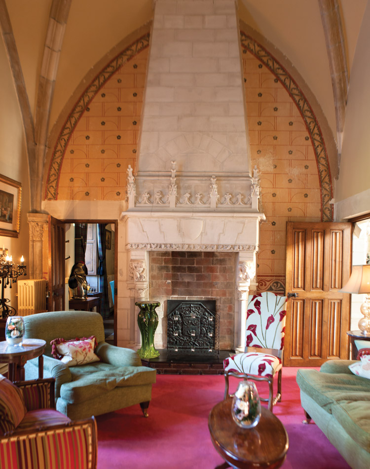 The fireplace of the Abbaye de la Bussière draws guests into a relaxing atmosphere. 