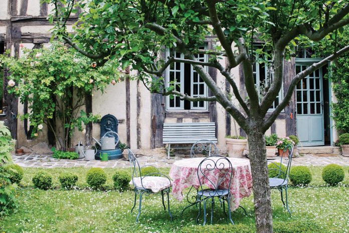 Long beloved by our readers, French Cottage style is showcased in this special edition. Journey to the heart of France, where we explore storybook havens.