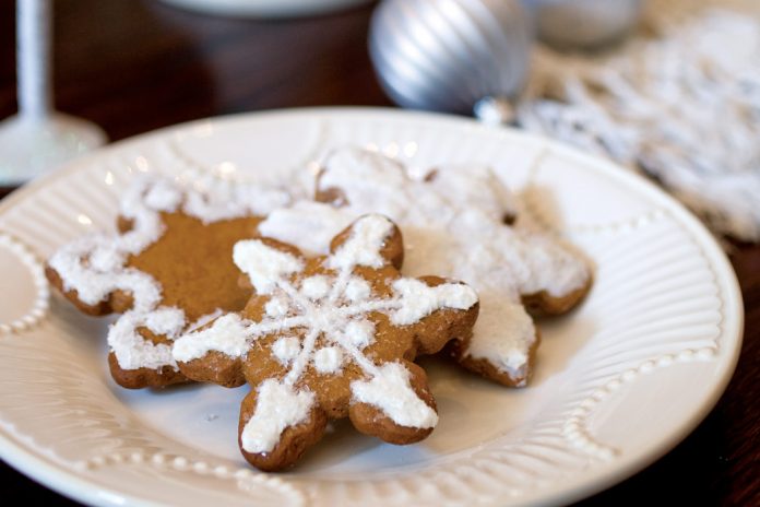 Classic Gingerbread Snowflakes Cookies